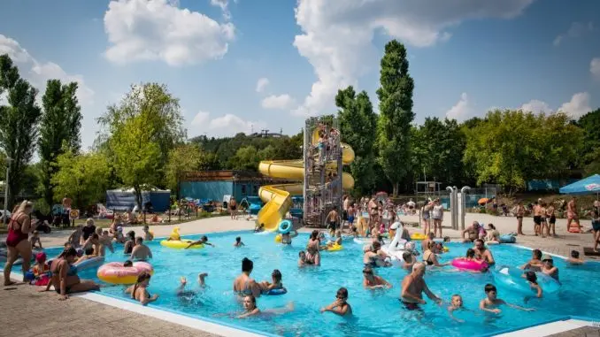 Schwimmbadkomplex im Szczęśliwicki-Park